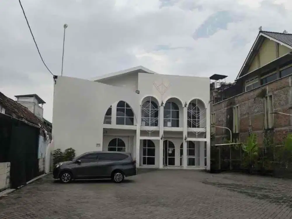 Disewakan gedung besar 2 lantai dekat kmpus UMY