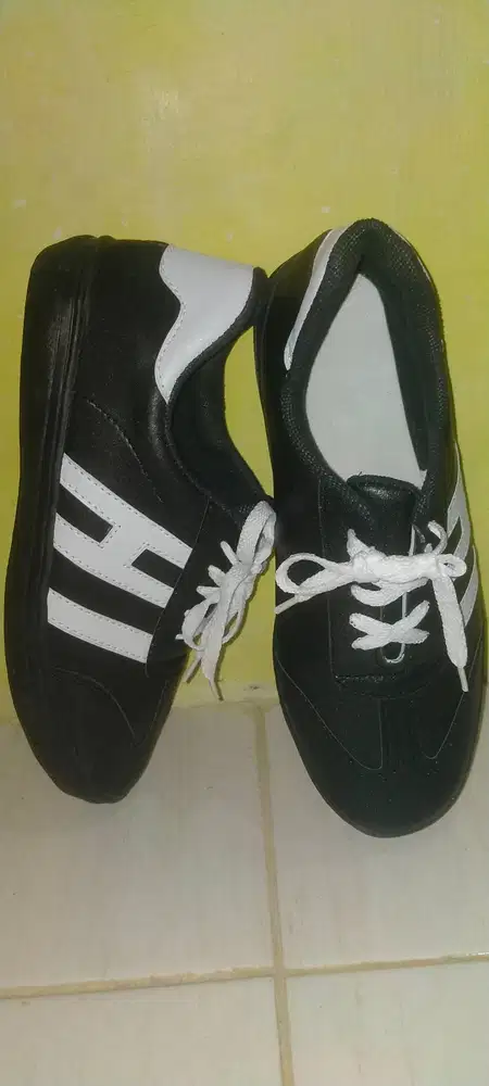 Sepatu hitam-putih (Unisex)