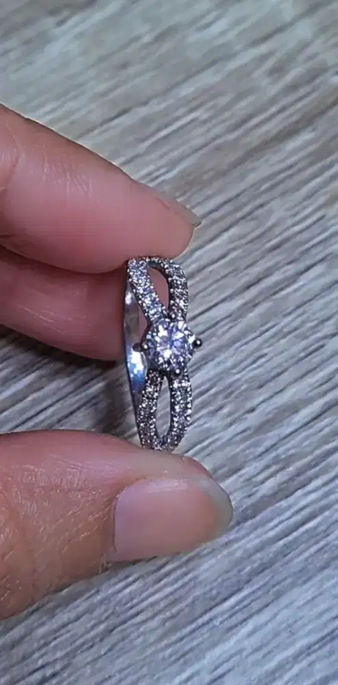 Cincin Emas Berlian 9K dan 31 Berlian 0,75 Ct | Berat 1,88 Gram