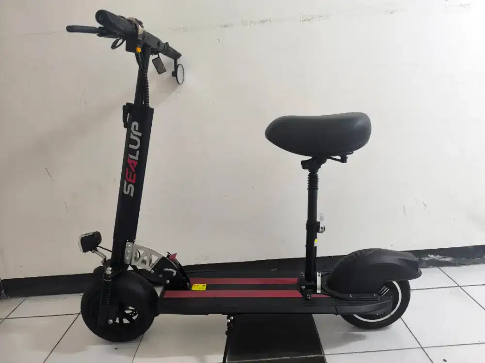 Skuter dewasa ada jok dan pijakan lebar body tebal