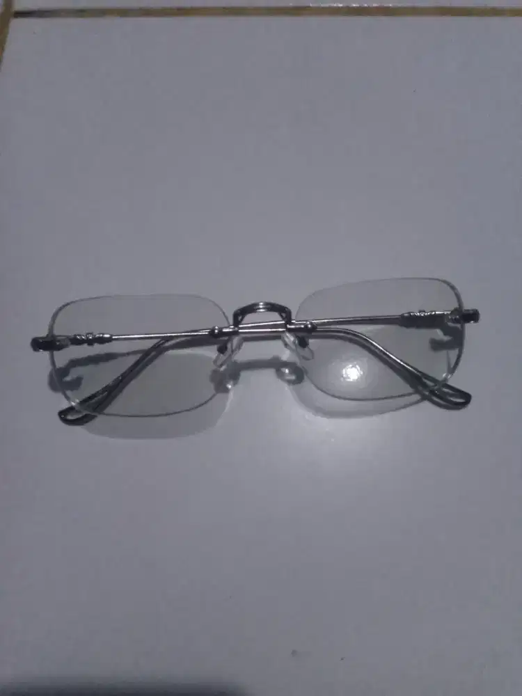 Dijual cepat dan murah Kacamata min 2,5 rabun jauh silver photochromic