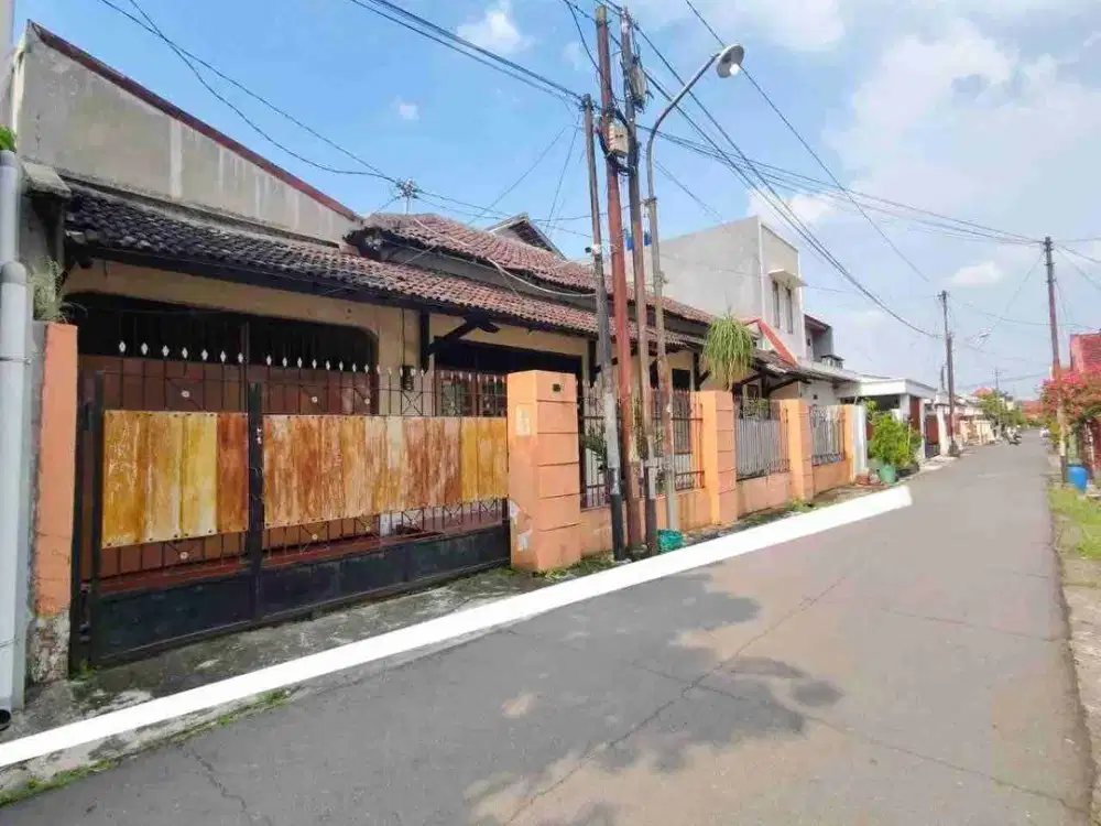 rumah luas komplek perum dekat kantor DPRD Surakarta