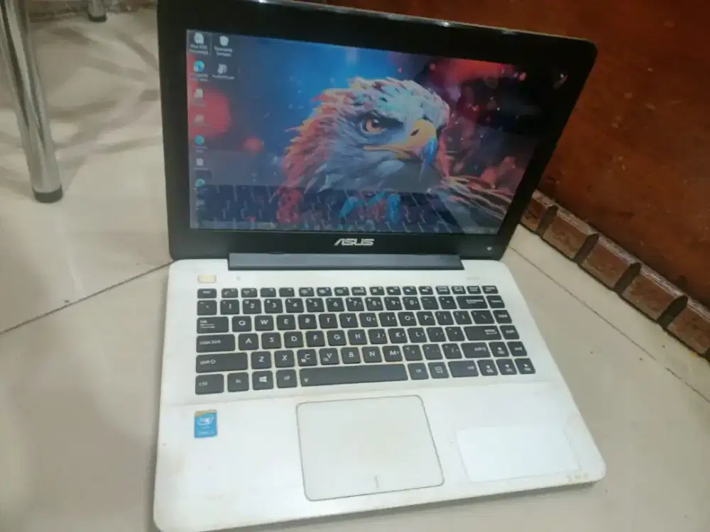 Lactop Asus X455LA minus ada bintik2 putih & speaker jembret sm cas