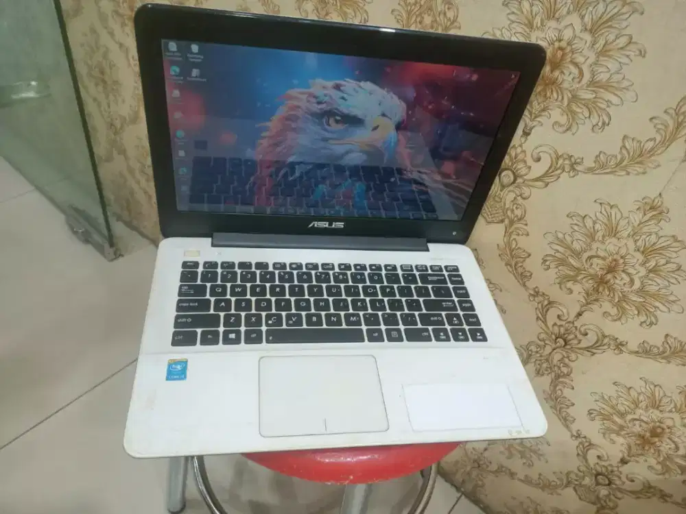 Lactop Asus X455LA minus ada bintik2 putih & speaker jembret sm cas