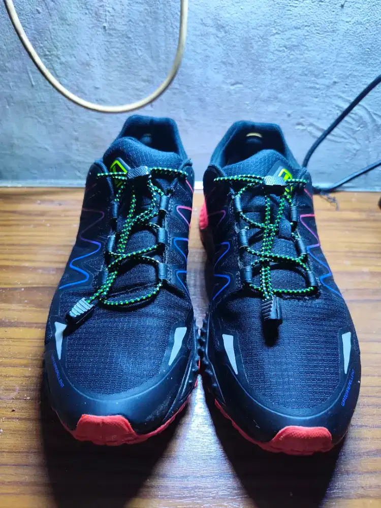 Sepatu running League