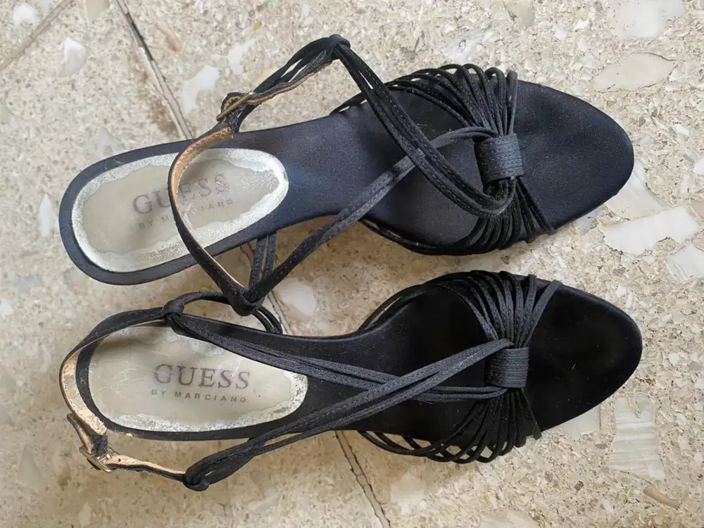 Stiletto cantik GUESS