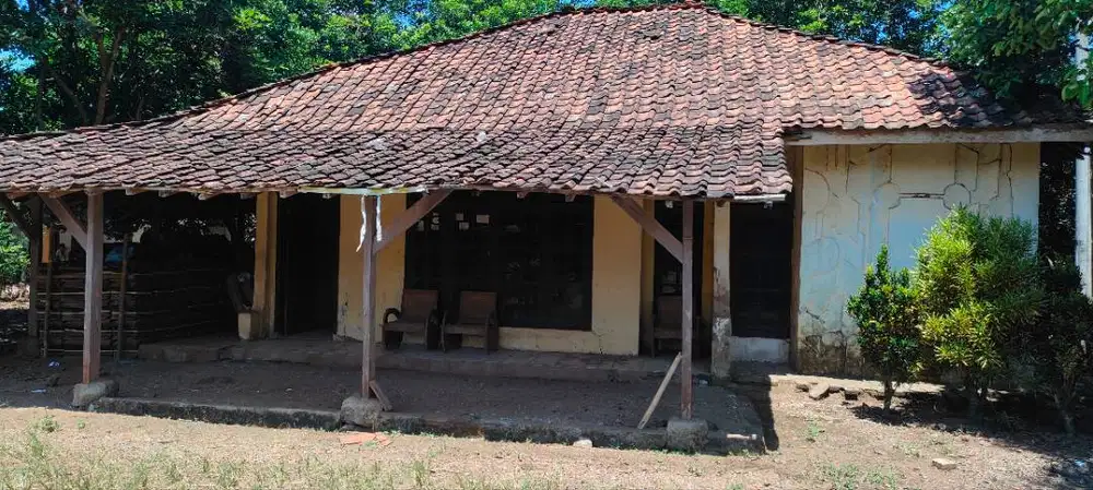 Rumah tinggal dengan halaman luas