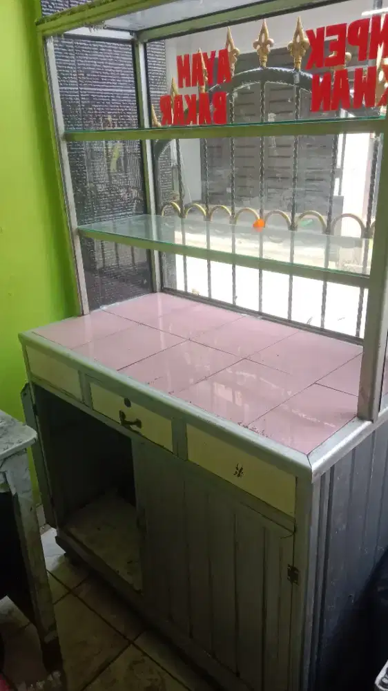 Etalase bekas jual pempek