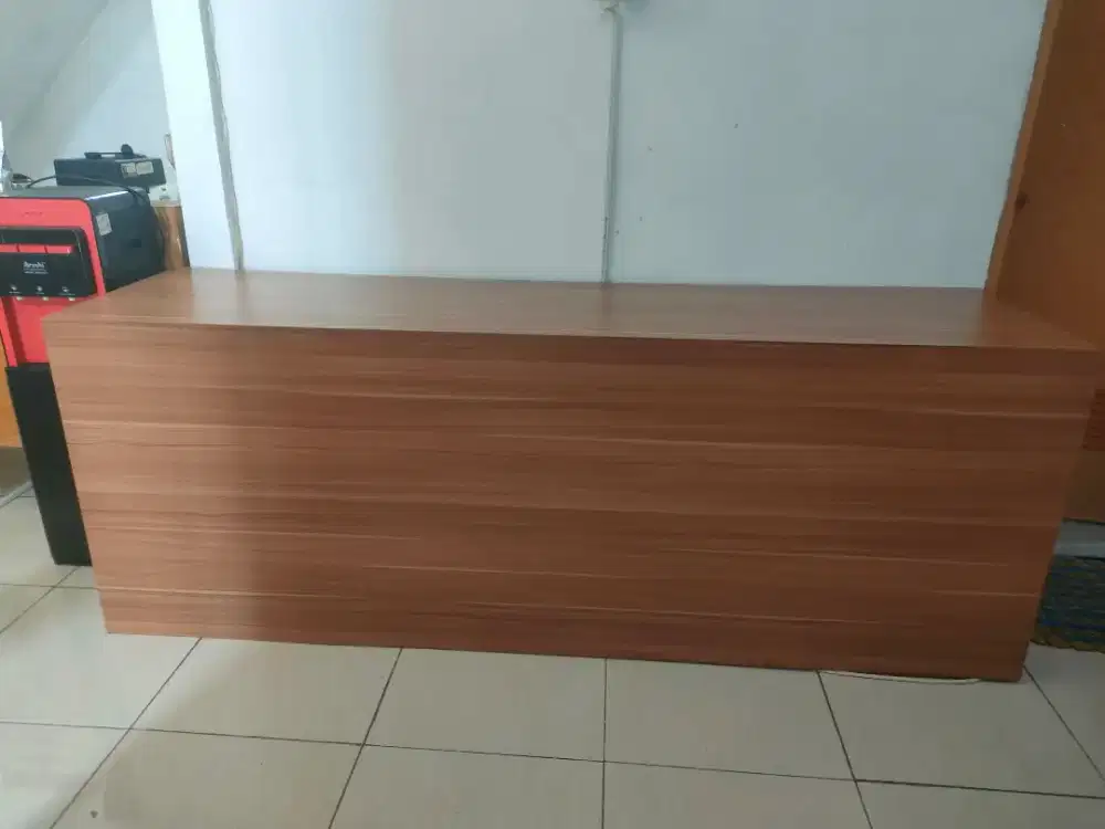 Meja kantor kayu