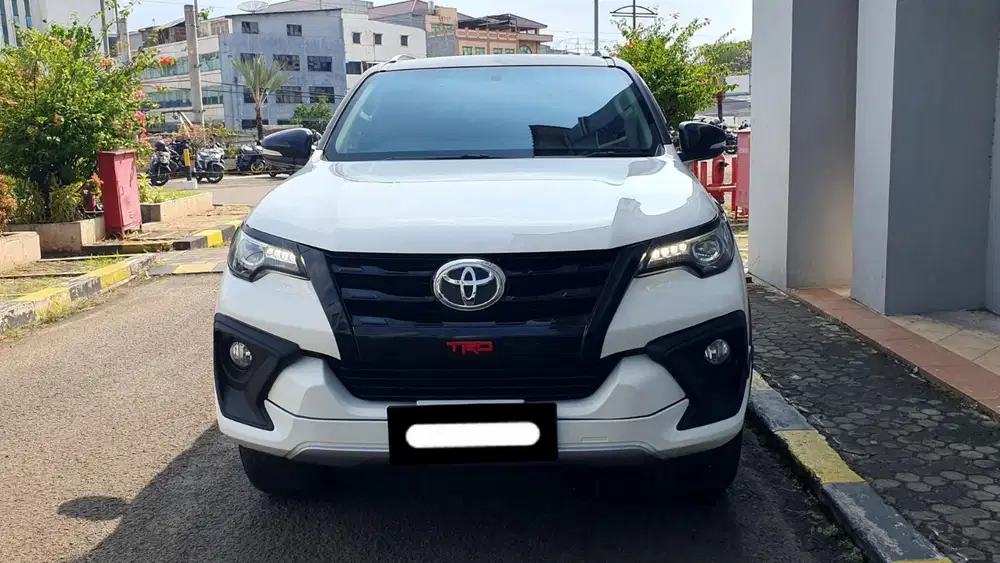 Toyota fortuner vrz diesel 2017 putih upgrade model trd