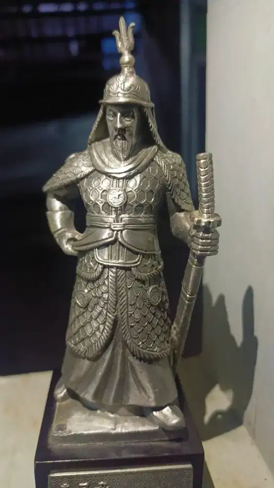 miniatur patung Laksamana Yi Sun-shin (Yi Sun Shin)