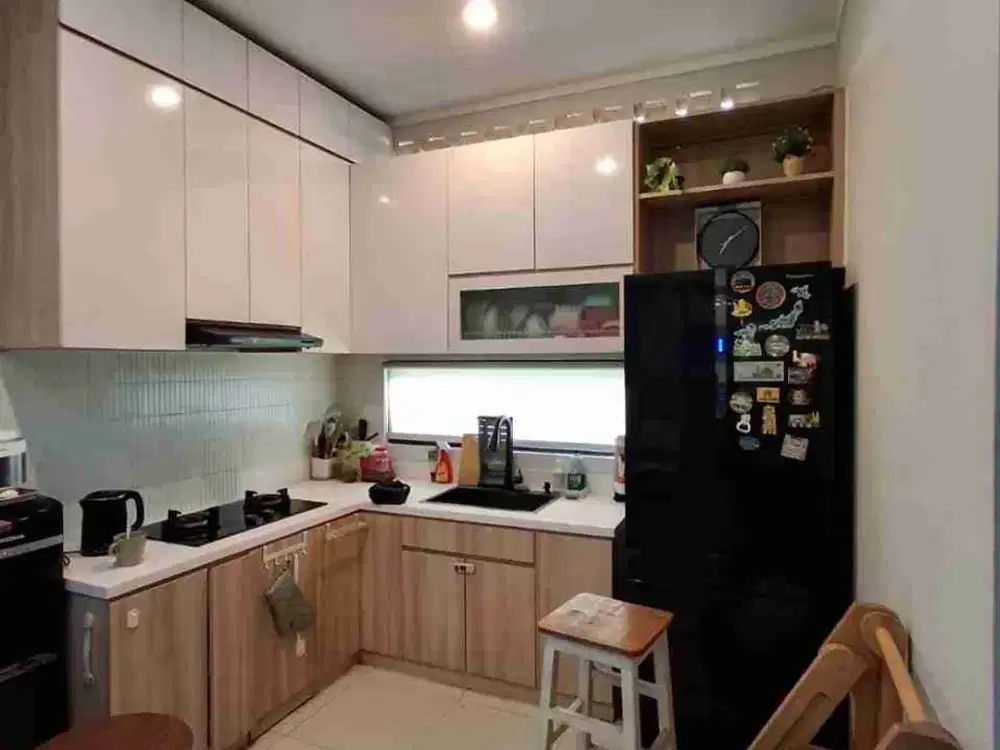 Disewkan rumah di cluster burgundy 
Harga 75 jt/thn
Deposit 10 jta

- LT 70/LB 140
- Listrik 3300
- 3 kamar tidur
- 1 ruang/kamar kerja
- 1 kamar mandi + water heater elektrolux
- 1 toilet tamu
- Kitchen set Modena full (kompor gas, cooker hood, sink) 
-