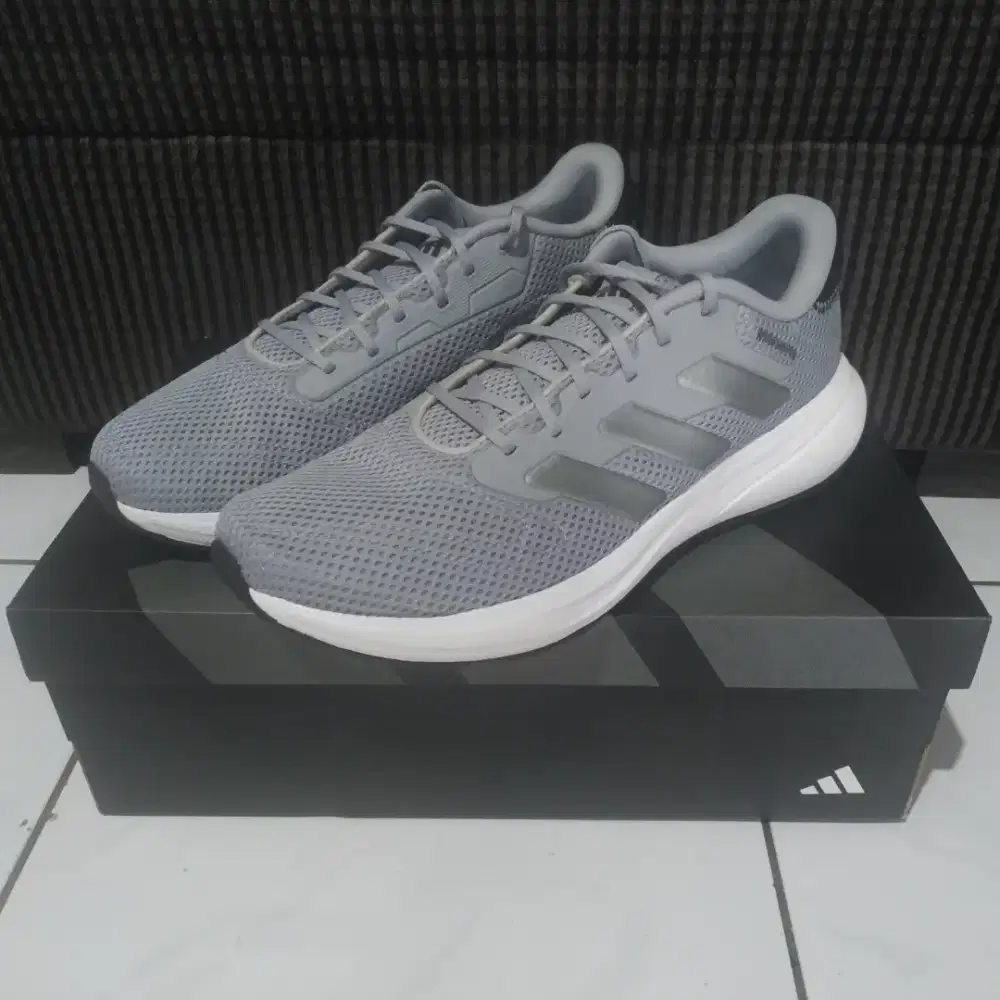 Sepatu Adidas Size 42 Mulus Seperti Baru No Minus