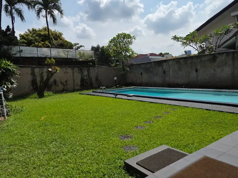 Jual rumah halaman luas dalam komplek Cilandak Jakarta Selatan.