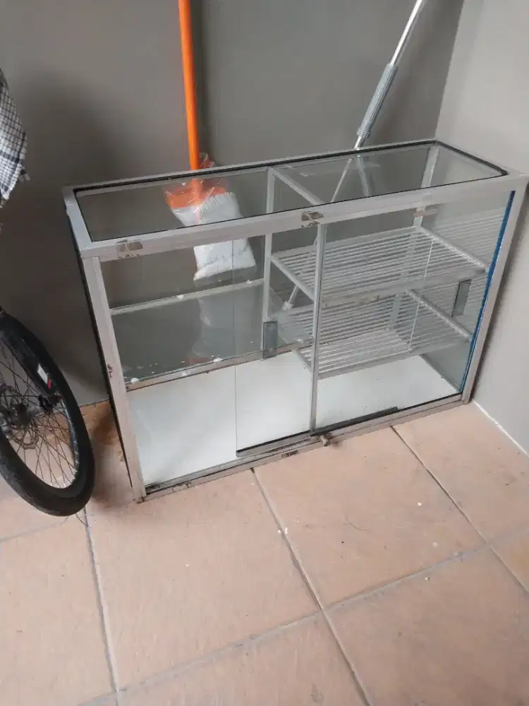 Etalase warung makan seperti etalase ayam kentaki