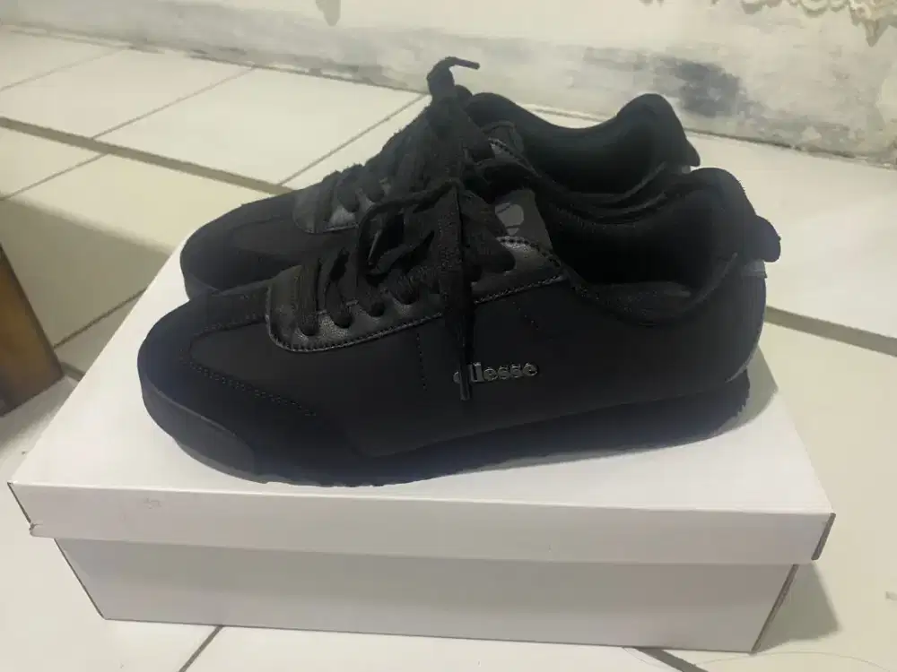 Jual sepatu size 39 merk ELLESSE ORIGINAL. Kondisi 95% oke.