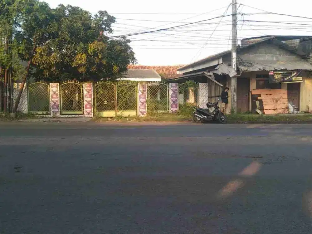 Dijual Rumah+kosan bisa dijadikan Gudang
Hitung tanah aja 
Di jl raya dekat pasar Mundu