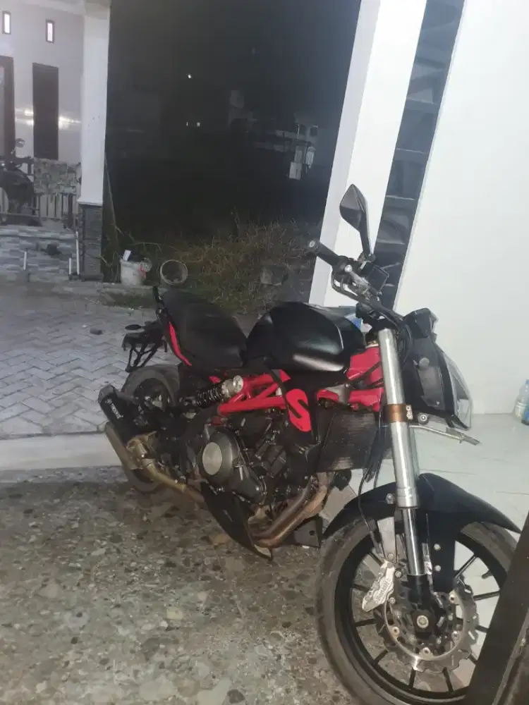 Benelli TNT 249s Milik pribadi Udah custom knalpot pakai adjuster