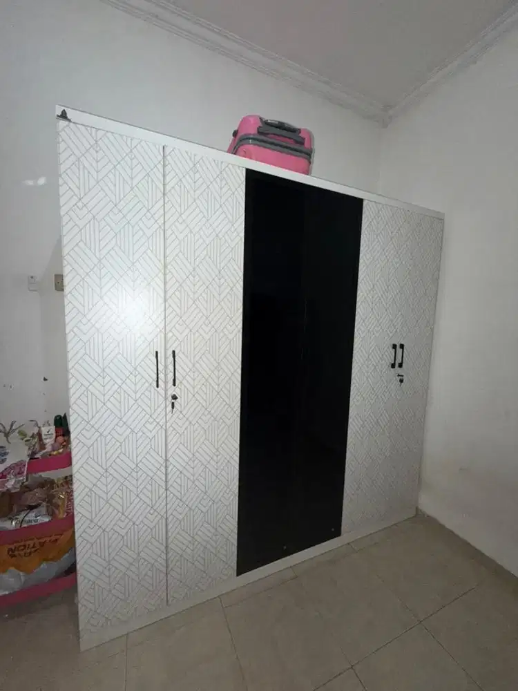 Lemari 6 pintu like new, pemakain 1 bulan bahan ringan dan anti rayap