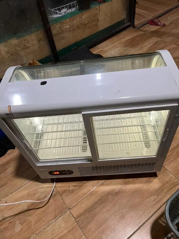 Show case pendingin makanan kue2 / kue ultah