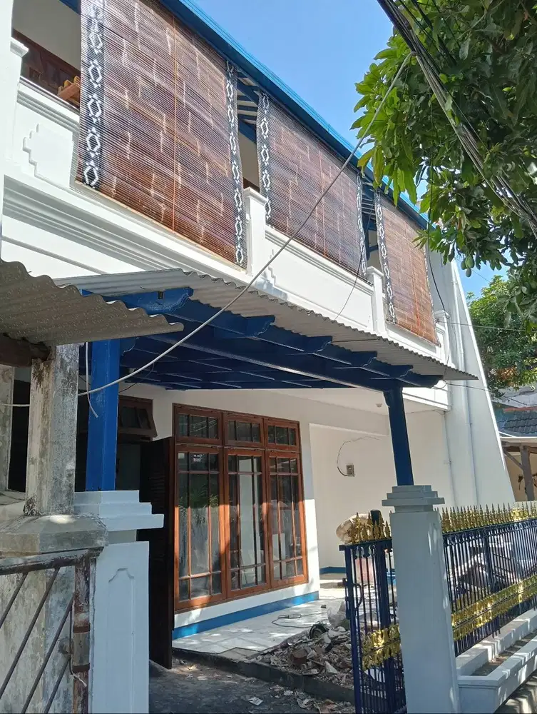 Rumah Semolowaru Indah II dengan 2 lantai dan 6 kamar