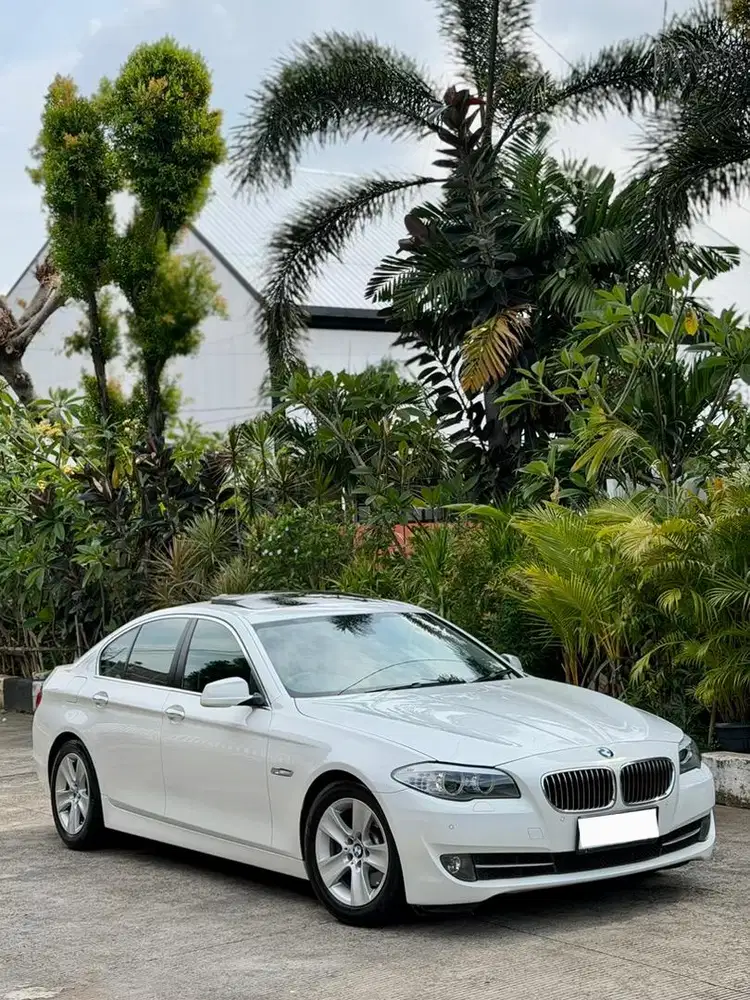 LOW KM {Cash} BMW F10 528i Luxury 2013 (white on black)