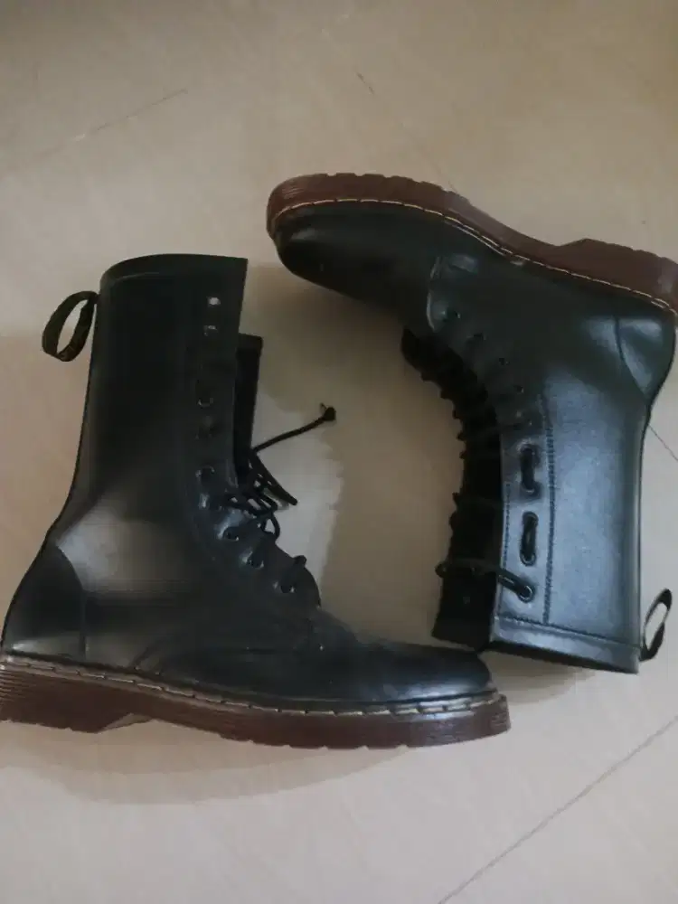 Sepatu boots bekas