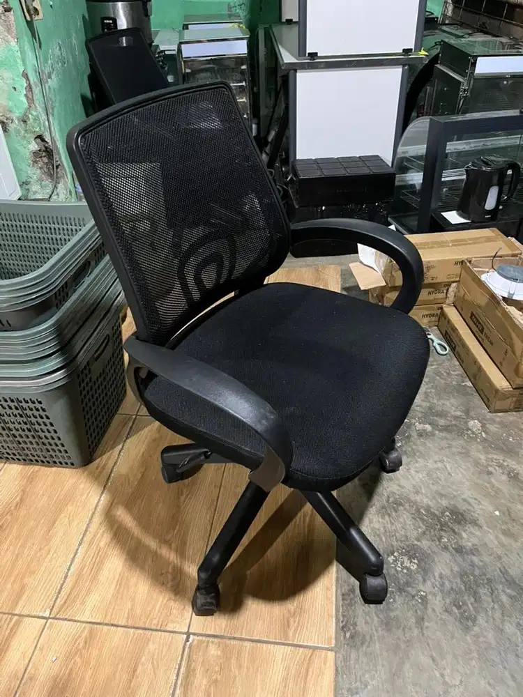 Meja dan kursi bekas kantor