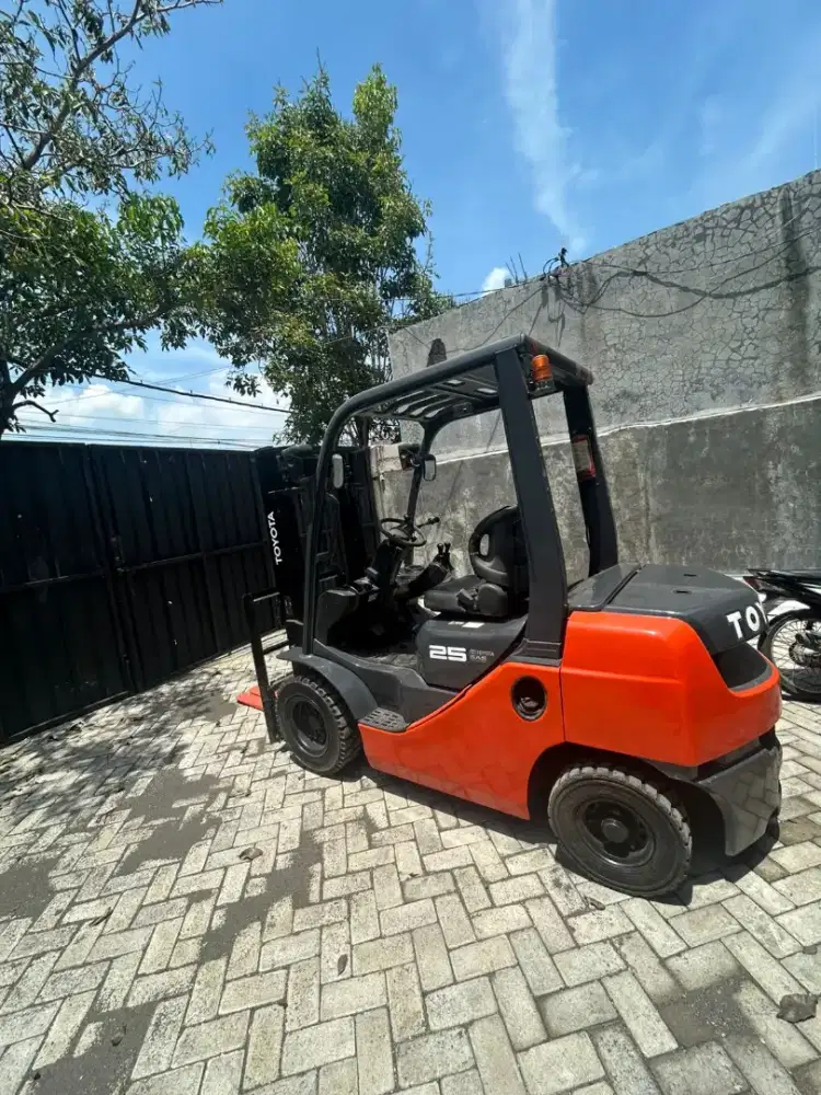 Forklift bekas Toyota 2,5 Ton