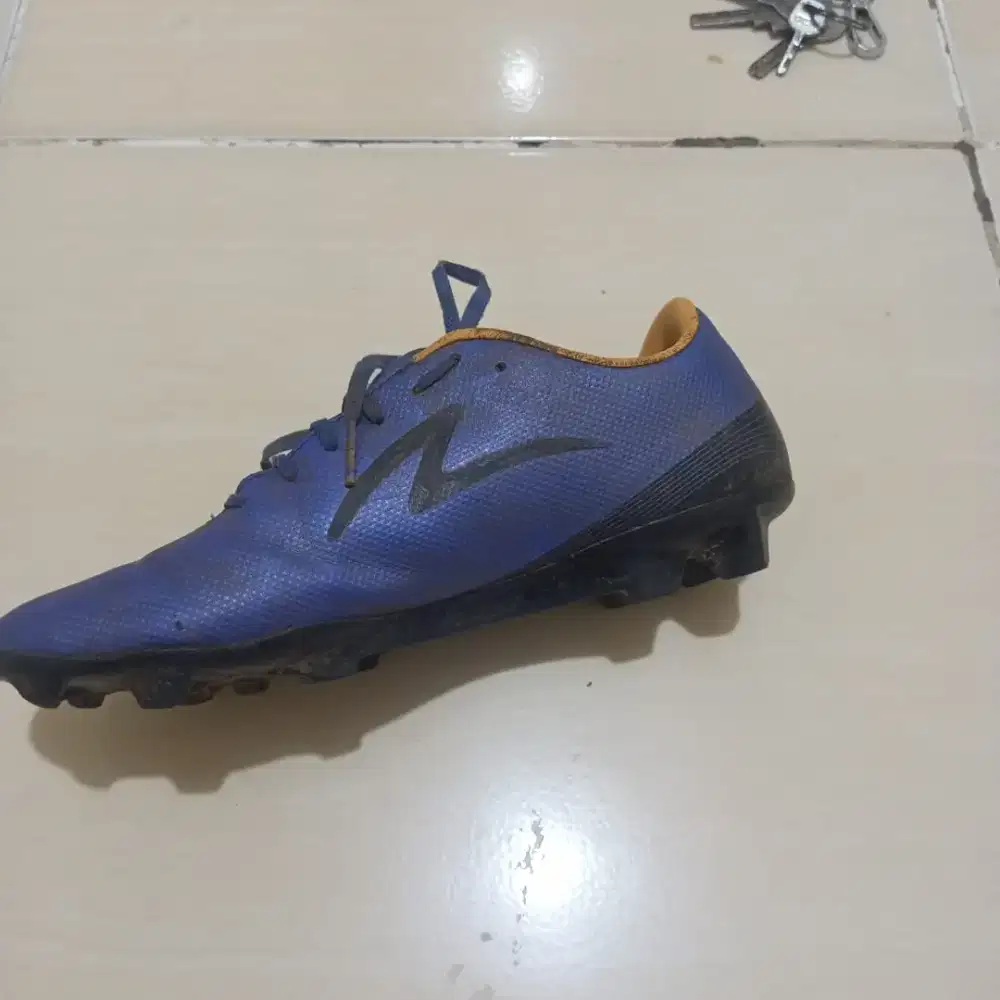 Sepatu bola specs