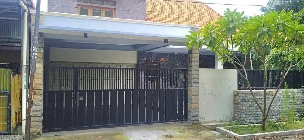 Sewa Rumah Luas Rungkut Asri Utara - Ideal untuk Kantor atau Keluarga