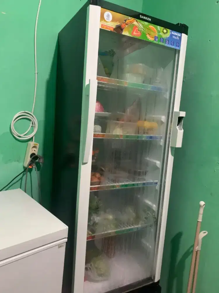 Shocase sanken 300 L dan freezer beco 200 L