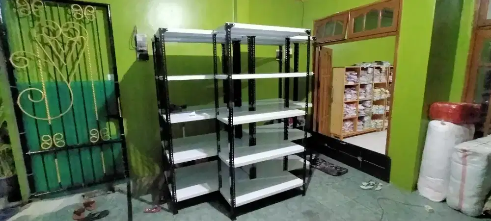 Rak besi siku lubang ramping