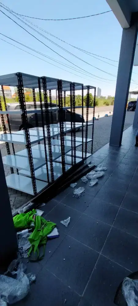 Rak besi siku lubang ramping