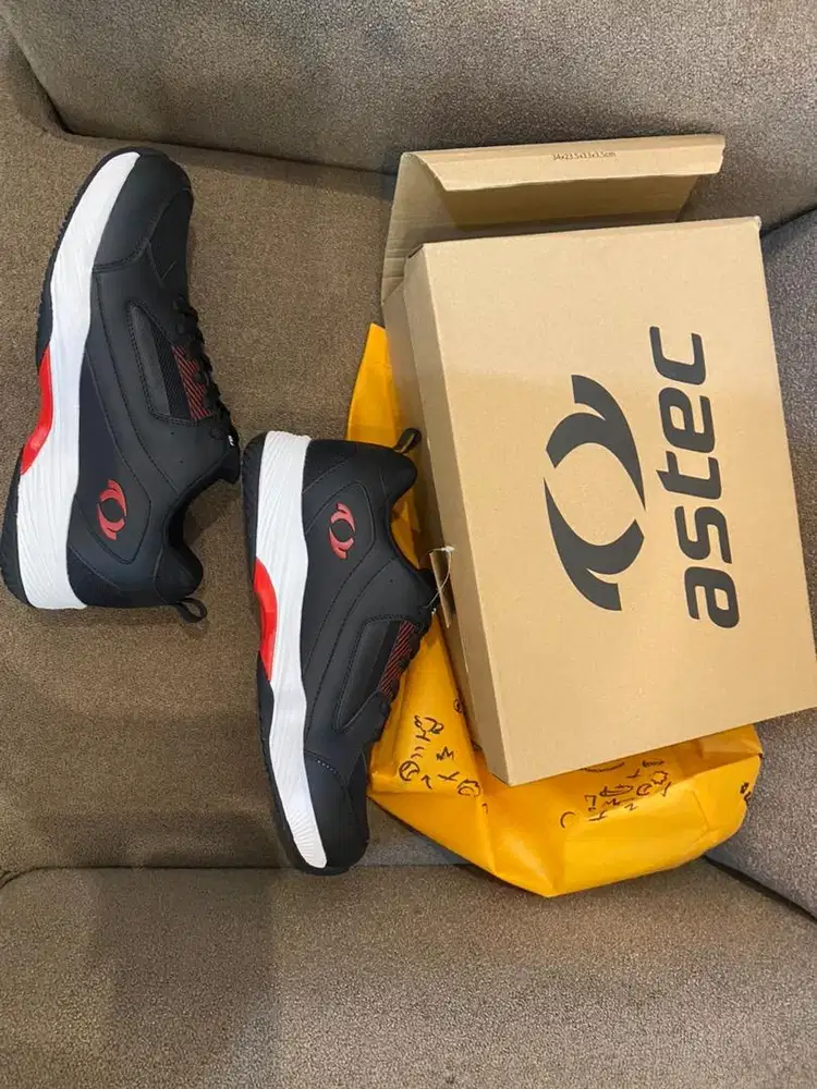 Sepatu bulutangkis Astec size 44 masih baru jual murah kebesaran