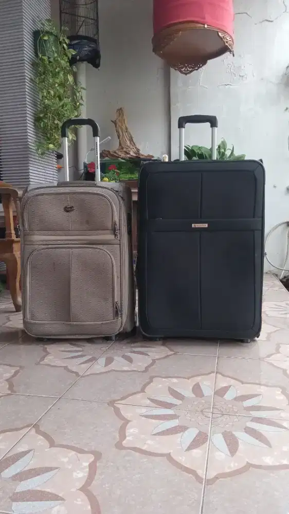 Koper besar hitam dan Abu abu