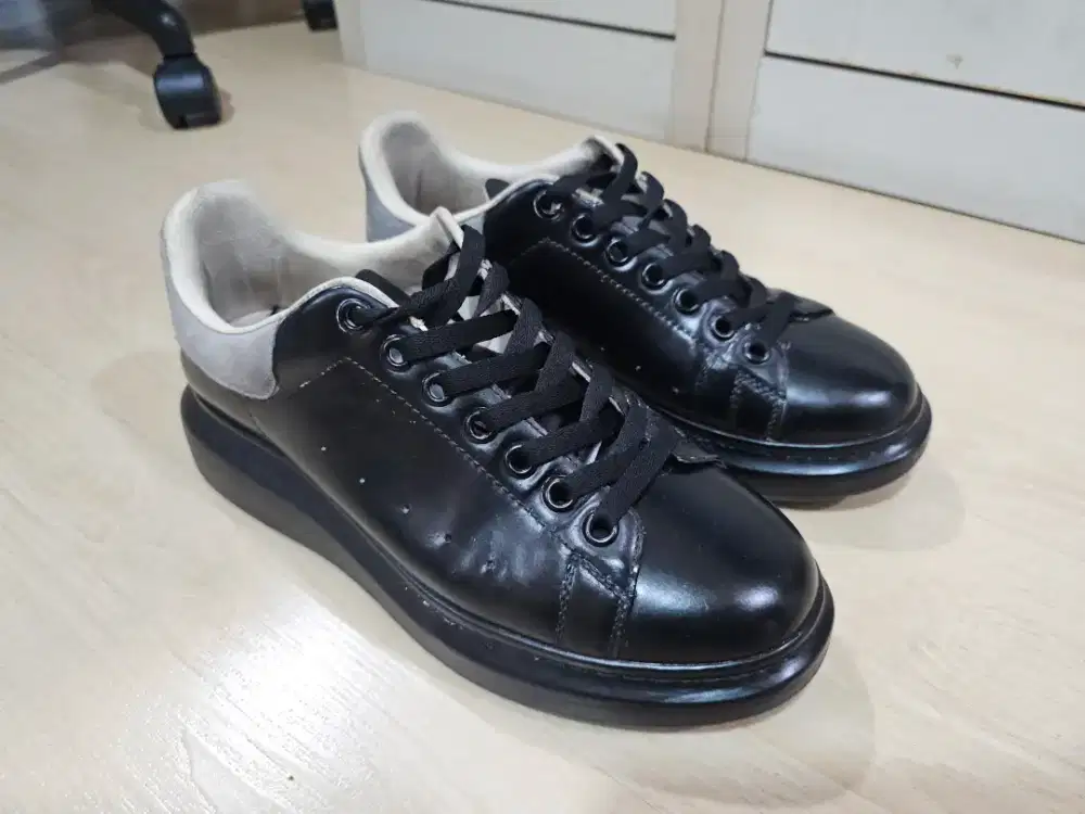 Sepatu Alexander McQueen hitam size 42