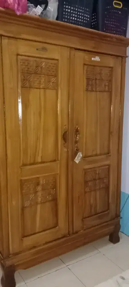 Lemari pakaian jati kokoh