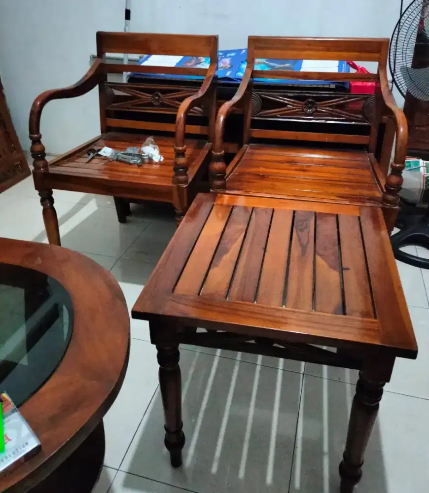 Satu Set Meja Dan 2 Kursi Jati