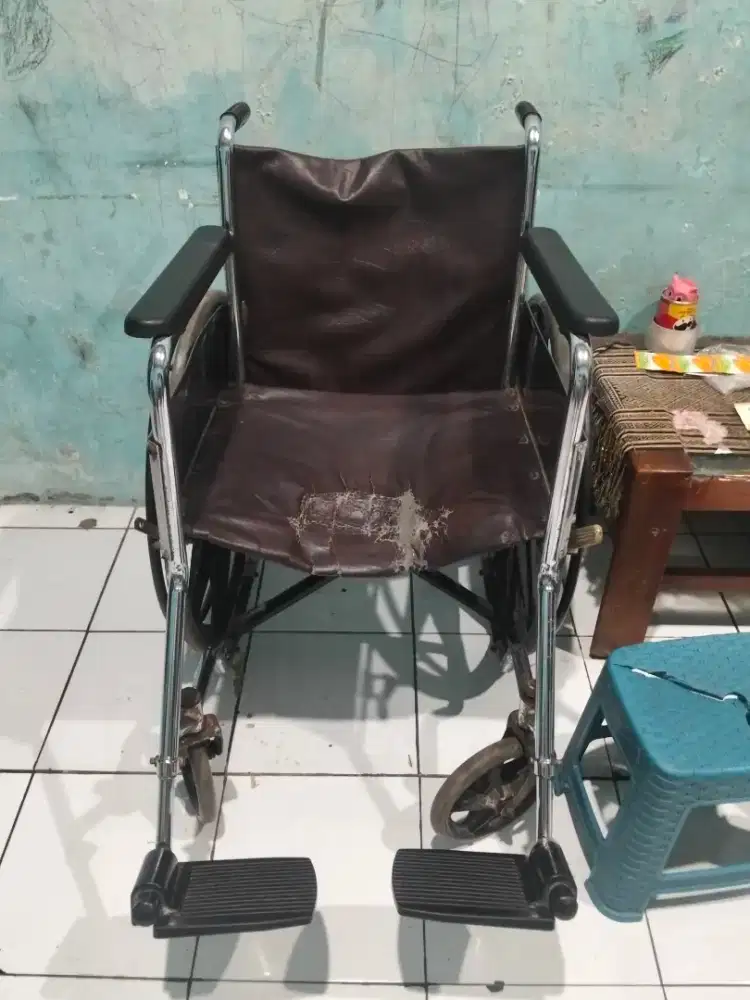 Kursi roda orang sakit