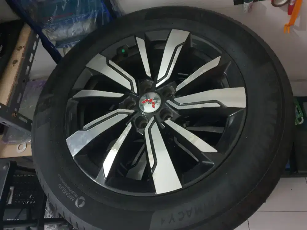 Dijual velg plus ban copotan dari wuling almaz 2019