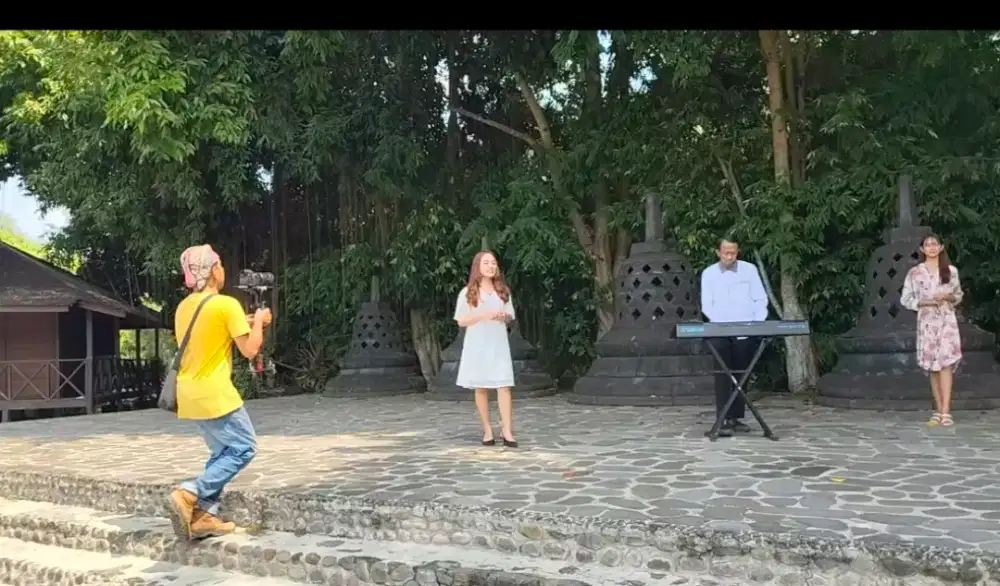 Model cewek untuk kursus music