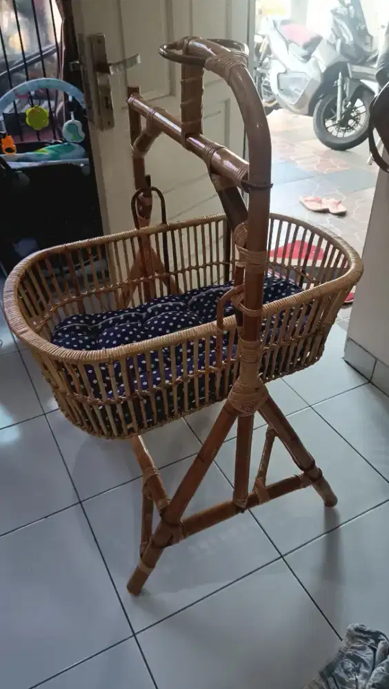 Ayunan bayi rotan premium