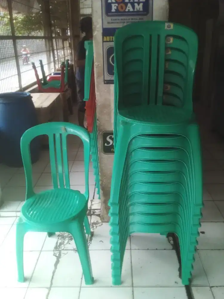 Kursi plastik sandaran