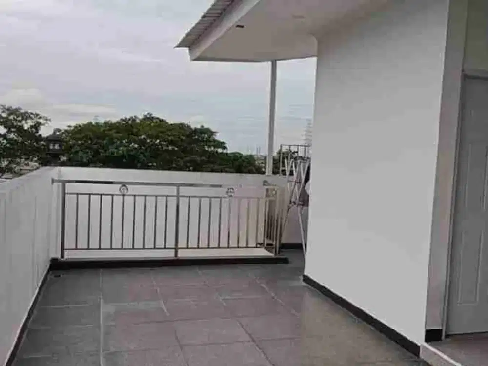 Dijual rumah bagus 3 lantai Cluster Aralia Harapan Indah 2 Bekasi