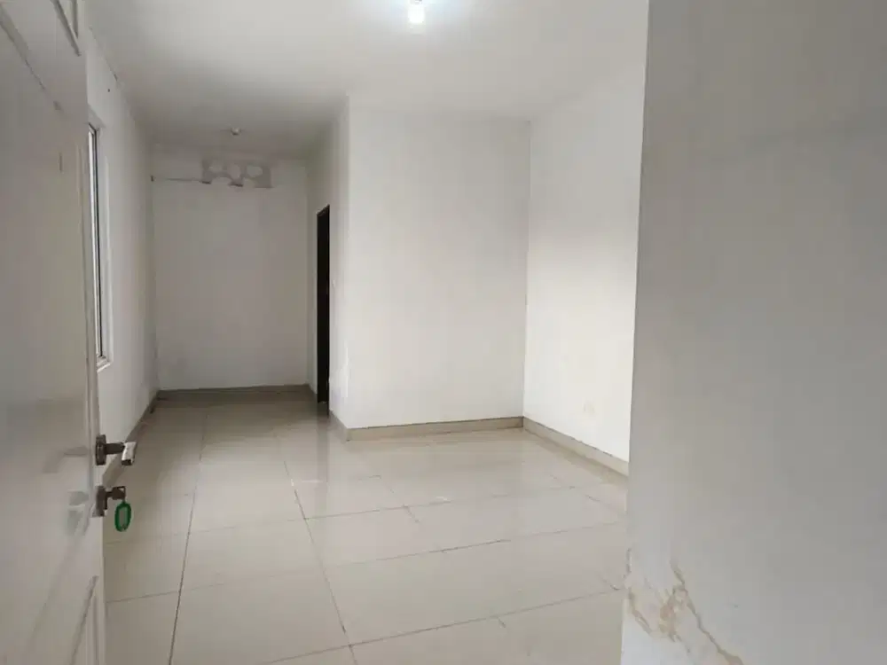 Rumah Dengan Taman Luas Tipe Hoek Dekat Kawasan Kuliner dan Pendidikan di Cluster Fiordini Gading Serpong