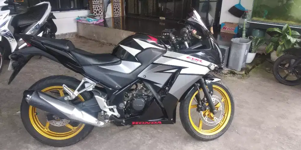 HONDA CBR 150R TAHUN 2014 MULUS SKL FULL ORISINIL JRG PAKAI (KM 25RB,)
