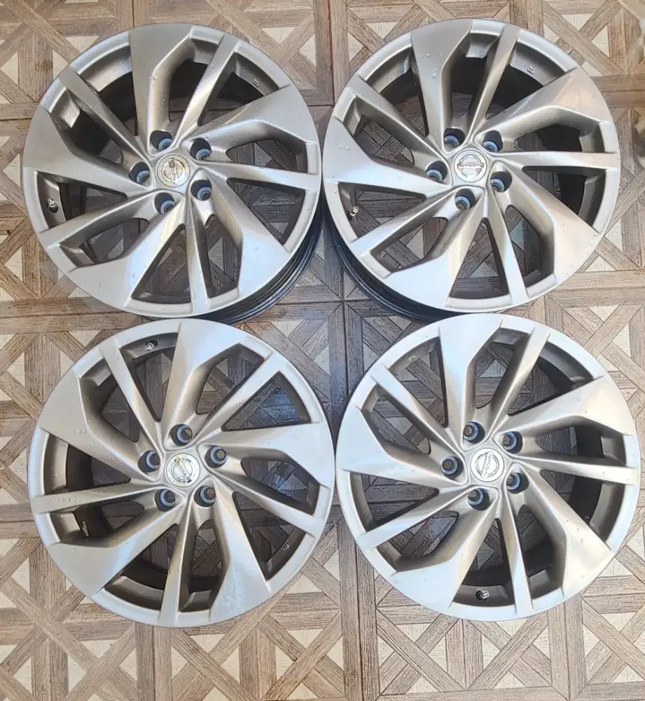 Velg OEM Nissan X-Trail T32 2.5 Ring 18 – Kondisi Mulus & Siap Pakai