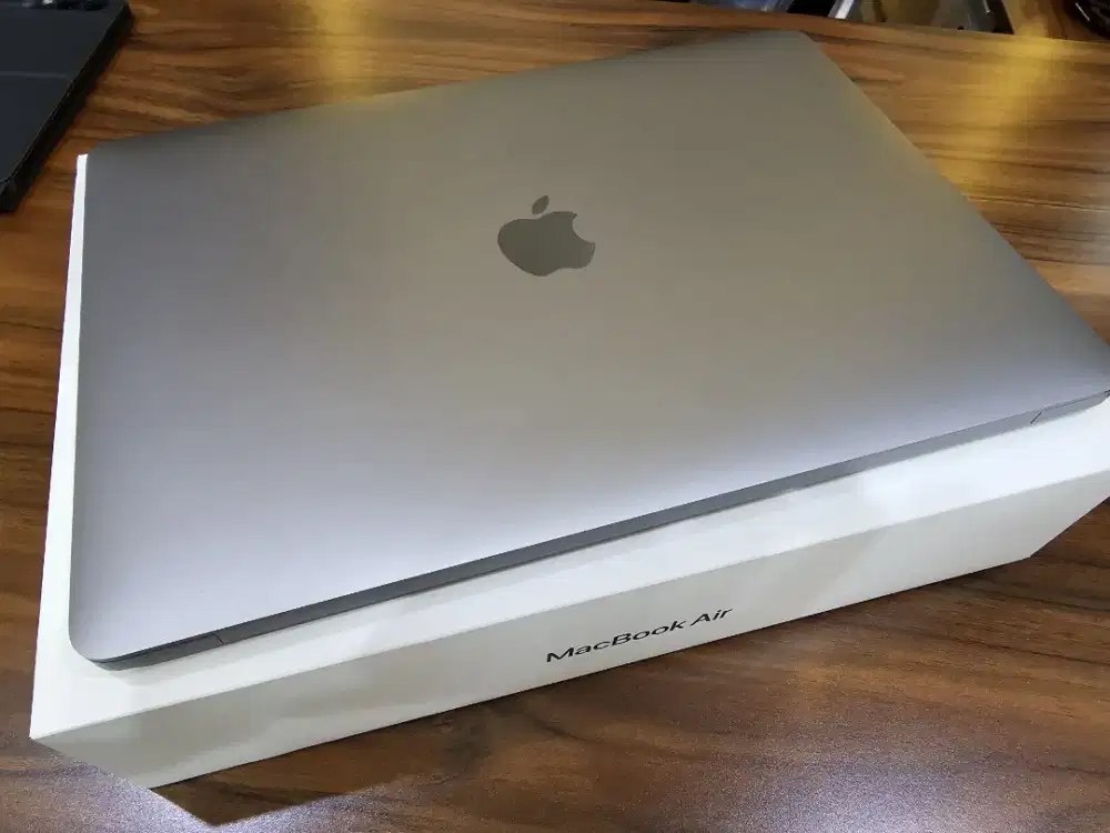 Macbook Air Warna Silver atau Space Grey dg desain keyboard khas Apple