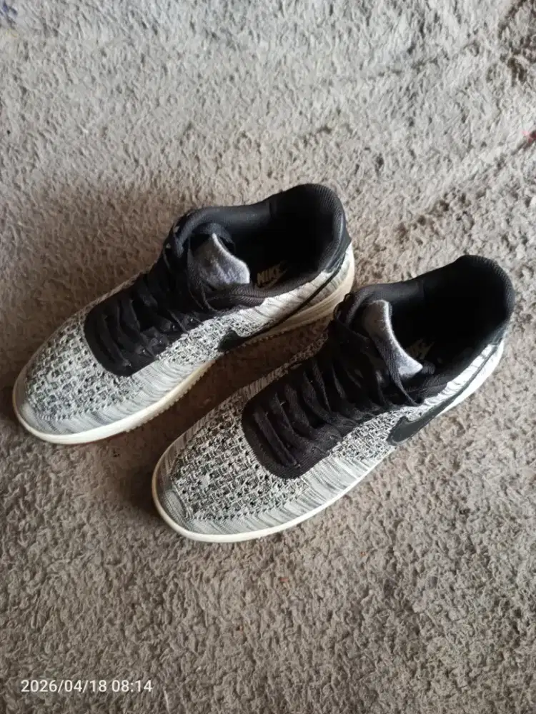 Nike Air Flyknit Low Size 43